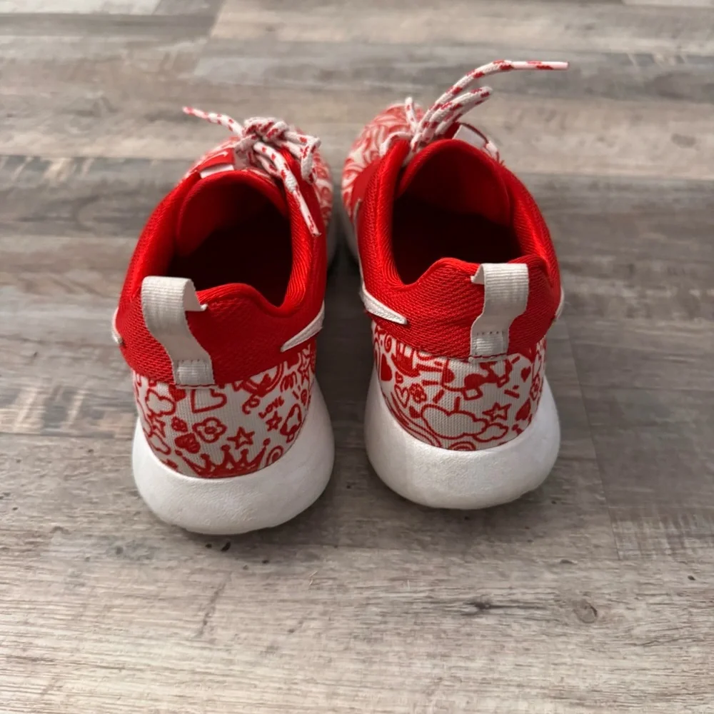 Nike Roshe One Youth Sneakers Red White Heart Print Size 4.5Y